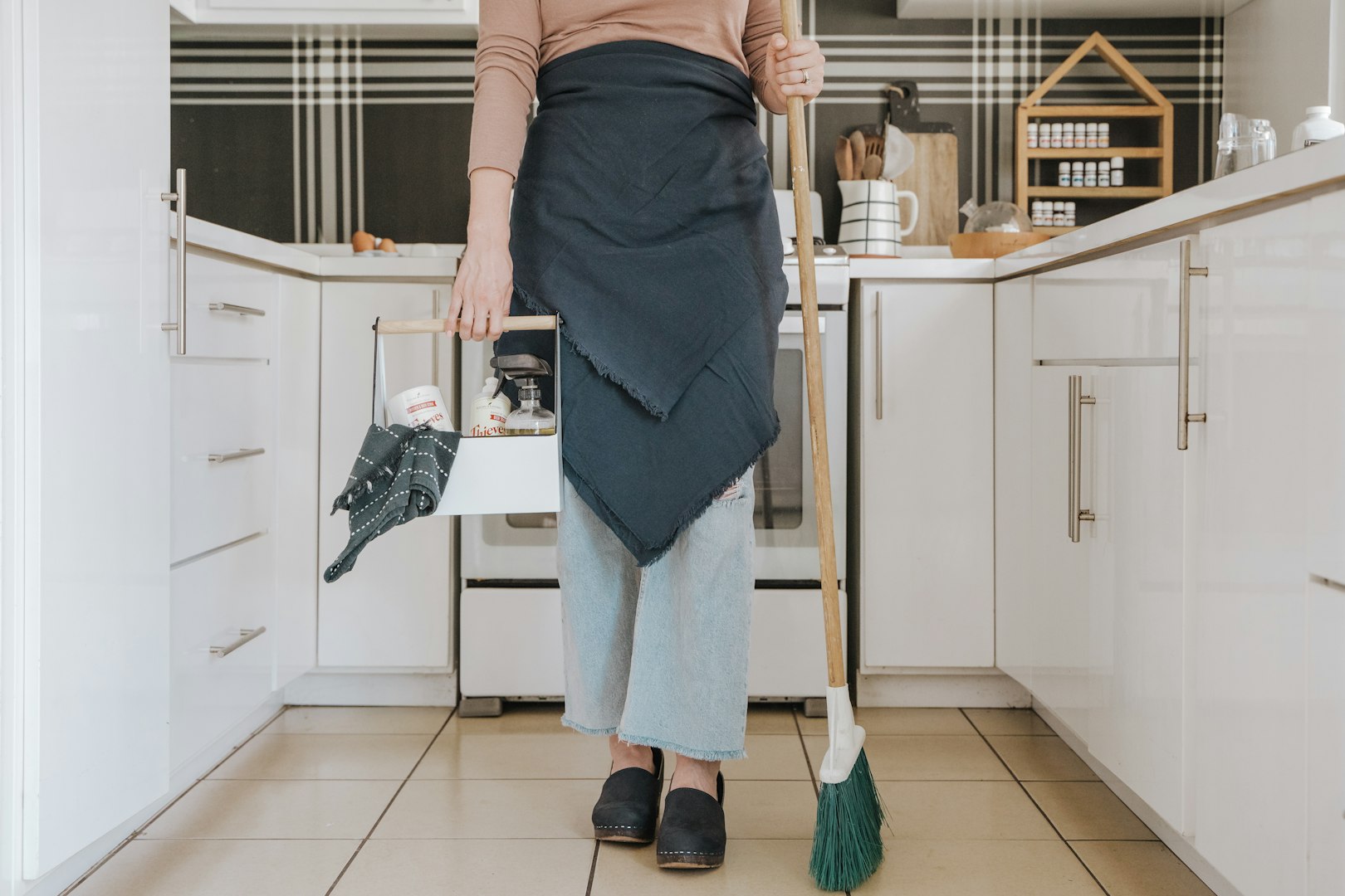Regular cleaning, House cleaning, Room cleaning
